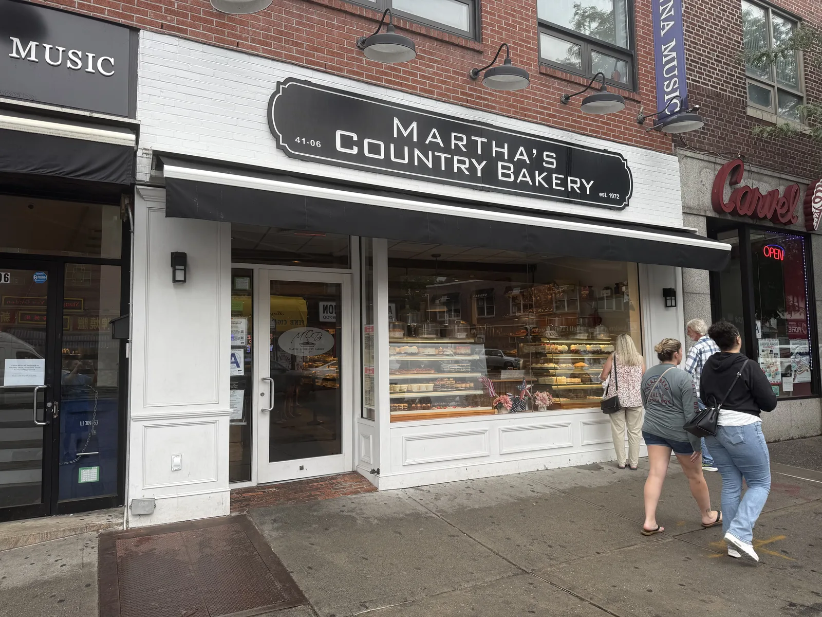 베이사이드 퀸즈 벨 블러바드의 Martha's Country Bakery