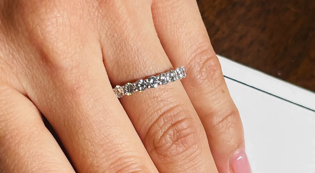 blog-wedding-band-width-guide-eternity-band-close-up-haejin-brooklyn